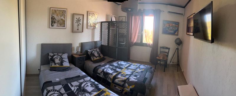 Chambre avec deux lits simples, climatisation et télévision