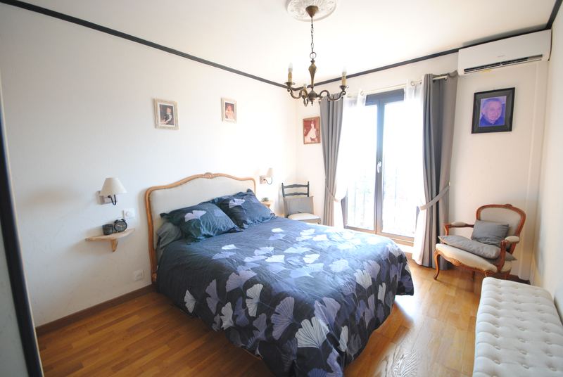 Chambre avec lit double 140 cm et accès balcon