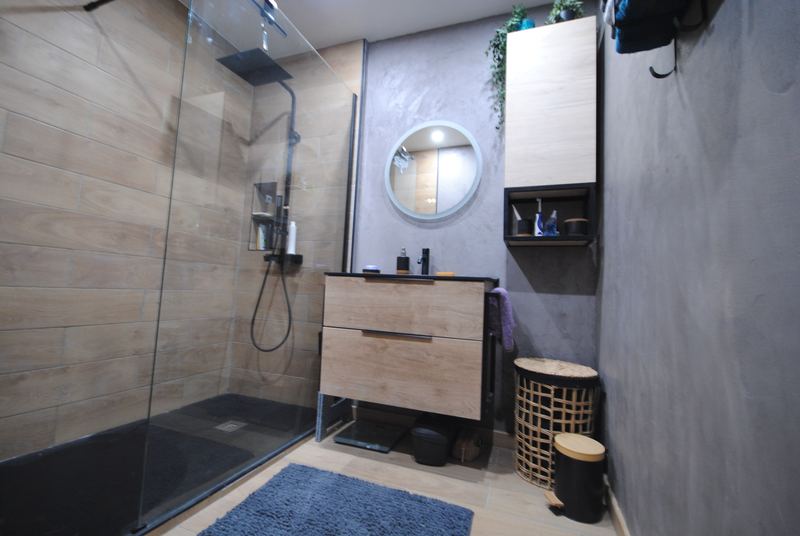 Salle de bain avec douche à l'italienne et meuble vasque