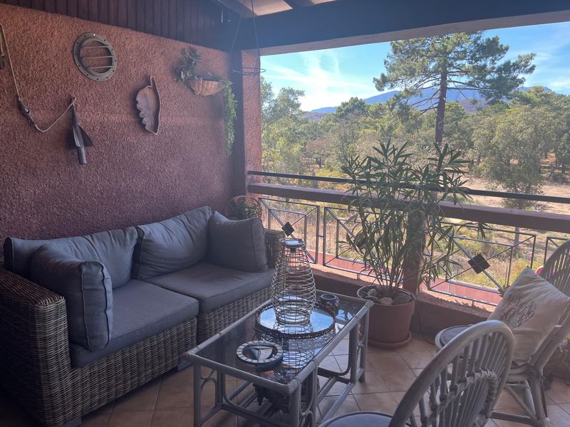 Salon extérieur sur la terrasse, face à la forêt