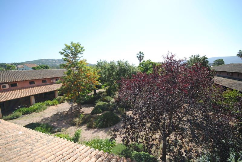 Vue côté chambres sur le jardin arboré de la résidence