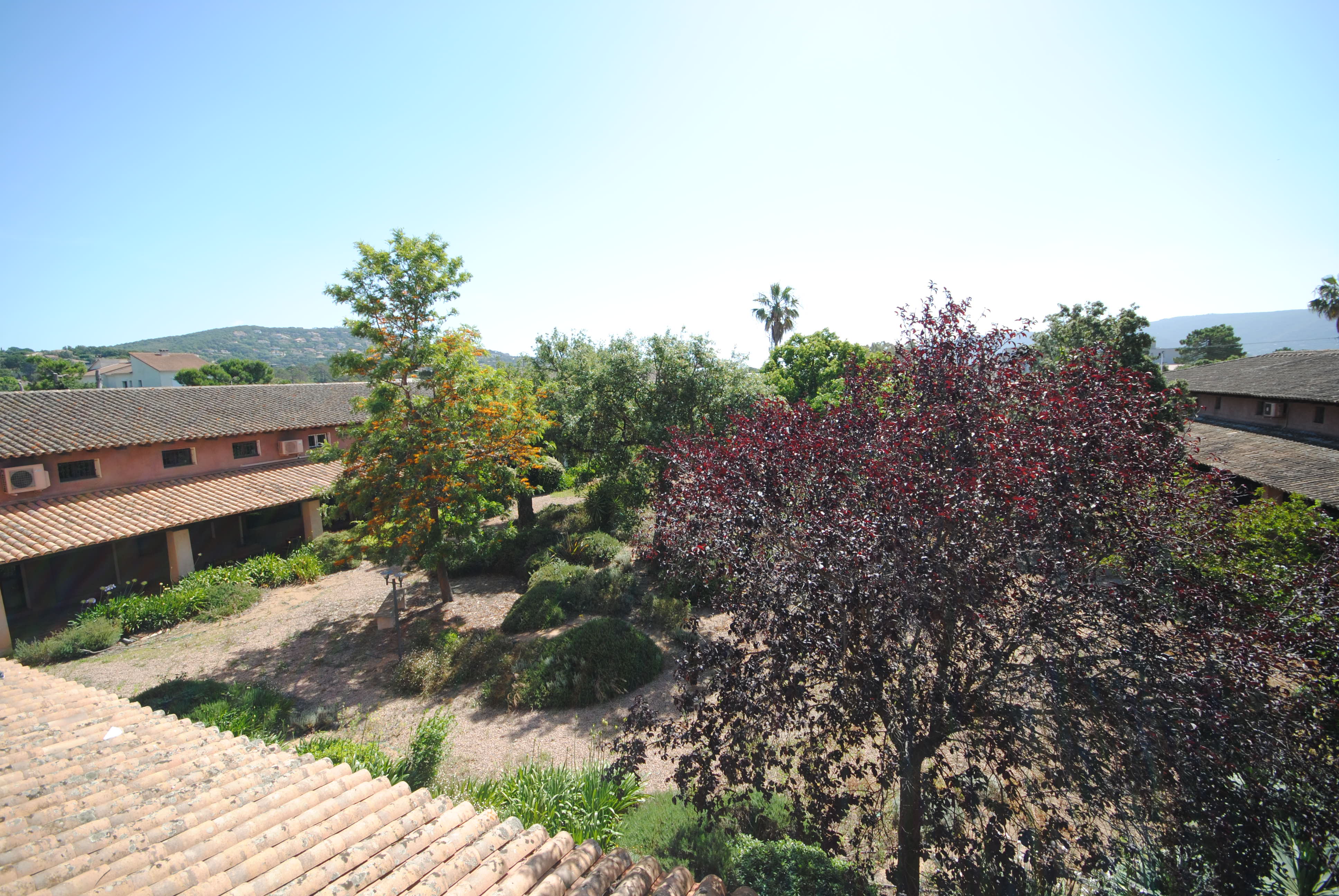 Vue coté chambres sur le jardin de la résidence
